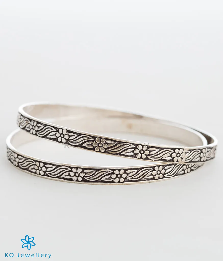 The Nysaa Silver Bangle